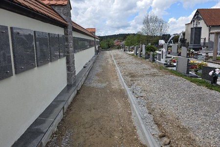 Tlakovanje ob cerkvi in žarnem zidu v Begunjah Foto Boštjan Otoničar (1)